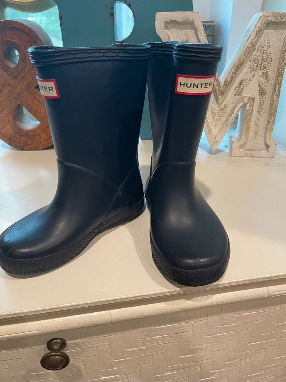 Hunter Navy Mid-Length Rubber Rain Boots with Red Logo